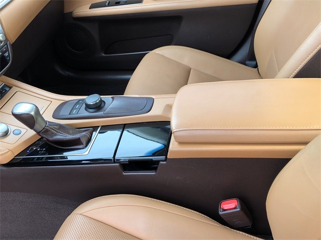 Lexus ES Vehicle Full-screen Gallery Image 20