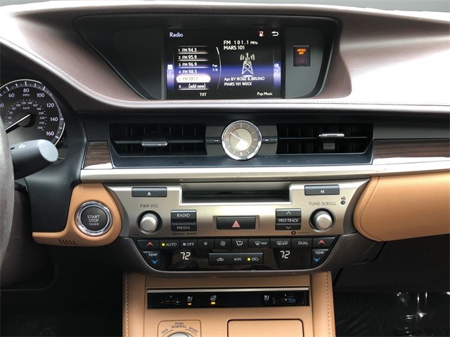 Lexus ES Vehicle Full-screen Gallery Image 21