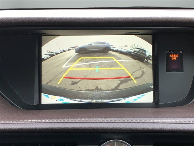 Lexus ES Vehicle Full-screen Gallery Image 23