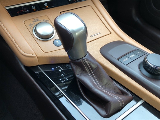 Lexus ES Vehicle Full-screen Gallery Image 25