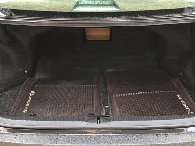 Lexus ES Vehicle Full-screen Gallery Image 27