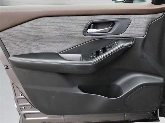 Nissan Rogue Vehicle Full-screen Gallery Image 11