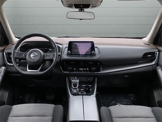 Nissan Rogue Vehicle Full-screen Gallery Image 12