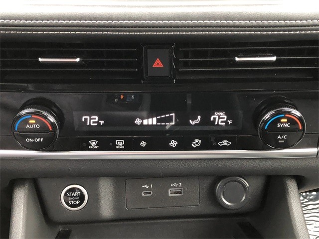 Nissan Rogue Vehicle Full-screen Gallery Image 26