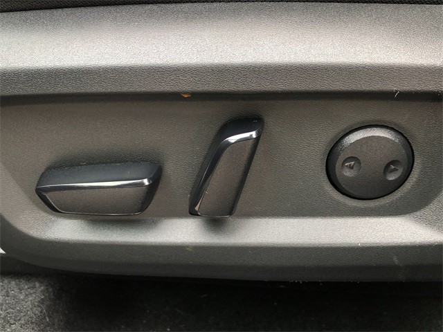 Nissan Rogue Vehicle Full-screen Gallery Image 28