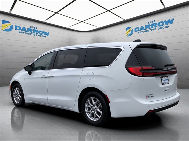 Chrysler Pacifica Vehicle Full-screen Gallery Image 3