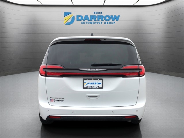 Chrysler Pacifica Vehicle Full-screen Gallery Image 4