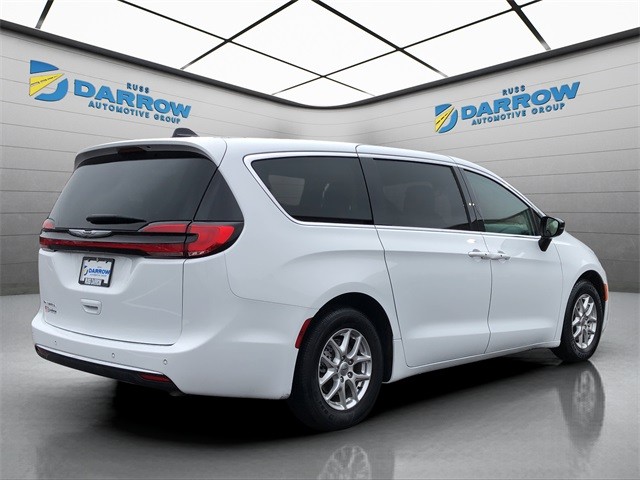 Chrysler Pacifica Vehicle Full-screen Gallery Image 5