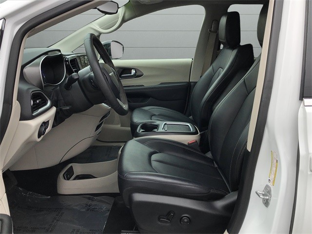 Chrysler Pacifica Vehicle Full-screen Gallery Image 10