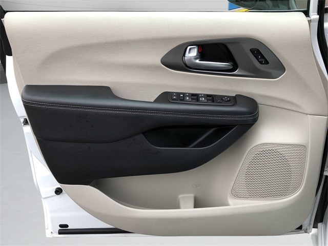 Chrysler Pacifica Vehicle Full-screen Gallery Image 11