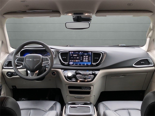 Chrysler Pacifica Vehicle Full-screen Gallery Image 12
