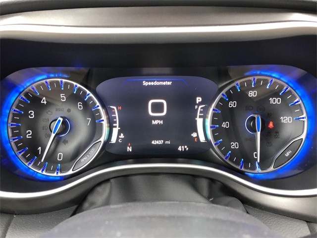 Chrysler Pacifica Vehicle Full-screen Gallery Image 13