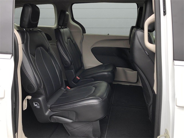 Chrysler Pacifica Vehicle Full-screen Gallery Image 14