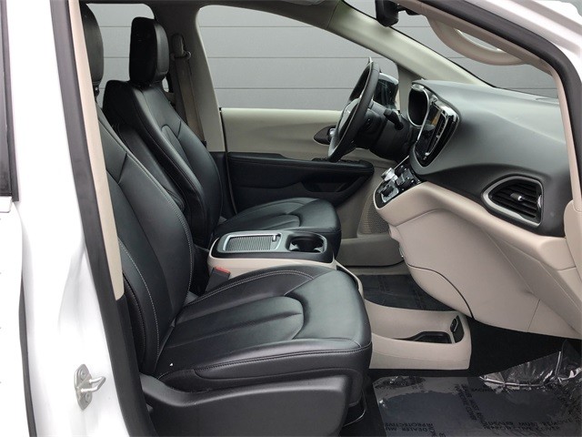 Chrysler Pacifica Vehicle Full-screen Gallery Image 15