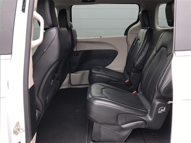 Chrysler Pacifica Vehicle Full-screen Gallery Image 16