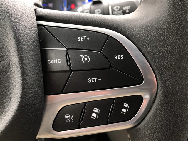 Chrysler Pacifica Vehicle Full-screen Gallery Image 17