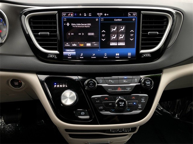Chrysler Pacifica Vehicle Full-screen Gallery Image 19