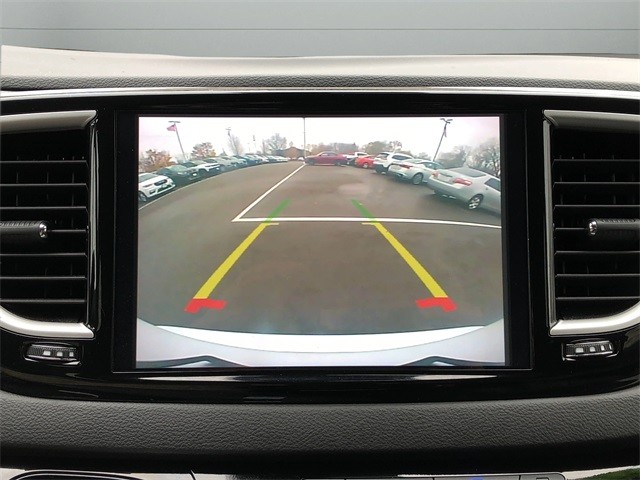 Chrysler Pacifica Vehicle Full-screen Gallery Image 21