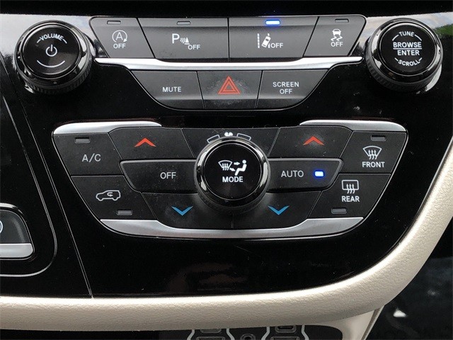 Chrysler Pacifica Vehicle Full-screen Gallery Image 24