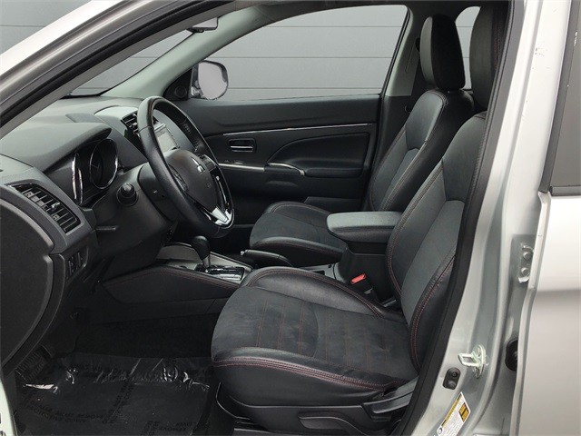 Mitsubishi Outlander Sport Vehicle Full-screen Gallery Image 10