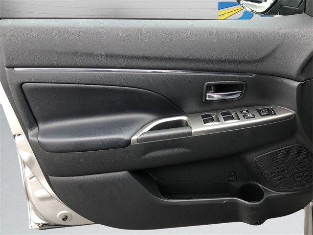 Mitsubishi Outlander Sport Vehicle Full-screen Gallery Image 11