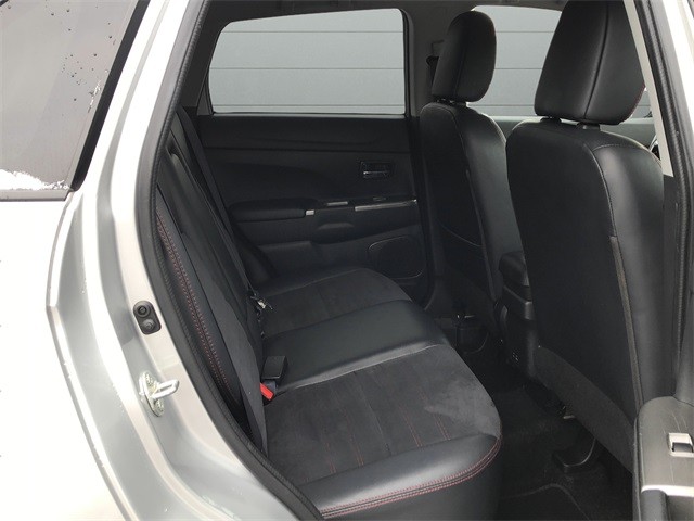 Mitsubishi Outlander Sport Vehicle Full-screen Gallery Image 14