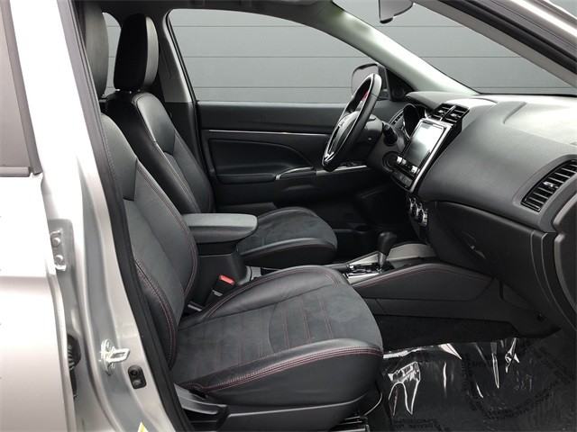 Mitsubishi Outlander Sport Vehicle Full-screen Gallery Image 15