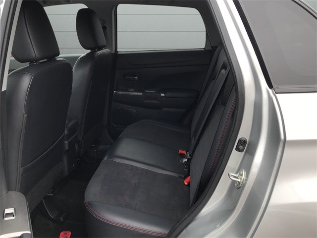 Mitsubishi Outlander Sport Vehicle Full-screen Gallery Image 16