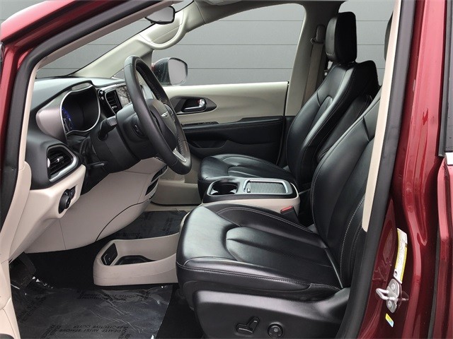 Chrysler Pacifica Vehicle Full-screen Gallery Image 10