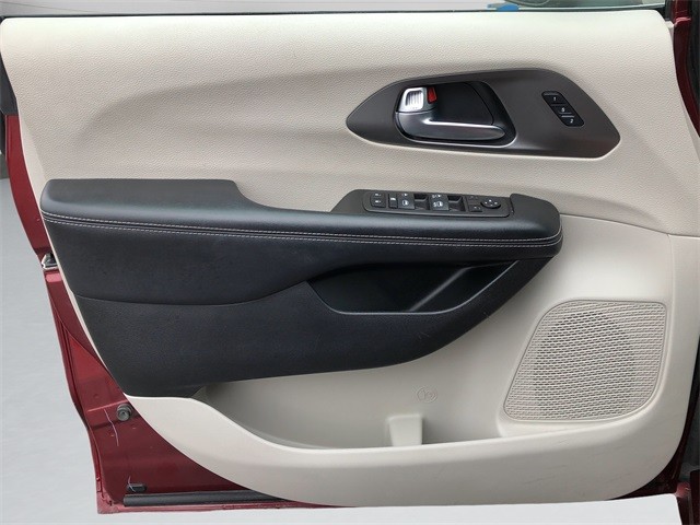 Chrysler Pacifica Vehicle Full-screen Gallery Image 11