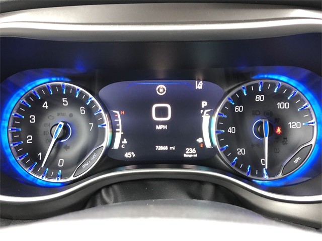 Chrysler Pacifica Vehicle Full-screen Gallery Image 13