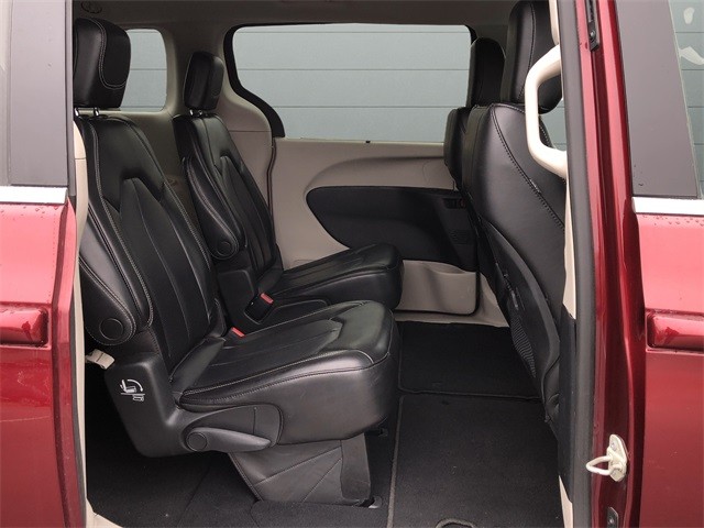 Chrysler Pacifica Vehicle Full-screen Gallery Image 14