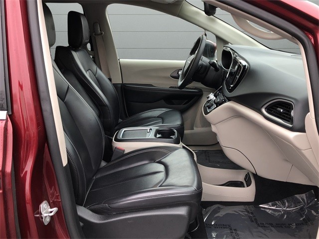 Chrysler Pacifica Vehicle Full-screen Gallery Image 15