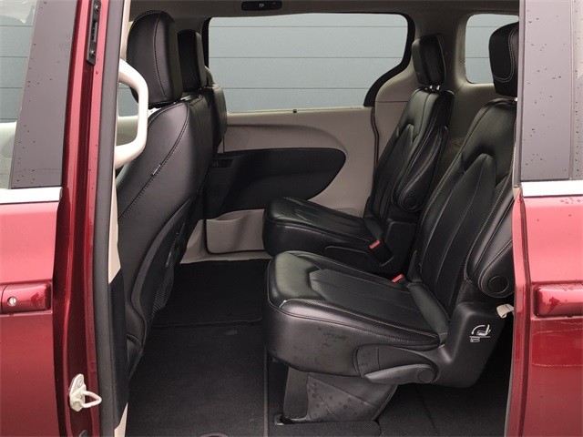 Chrysler Pacifica Vehicle Full-screen Gallery Image 16