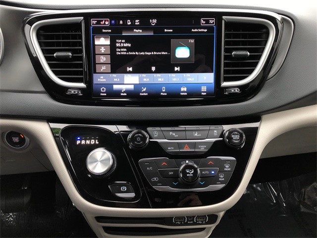 Chrysler Pacifica Vehicle Full-screen Gallery Image 19