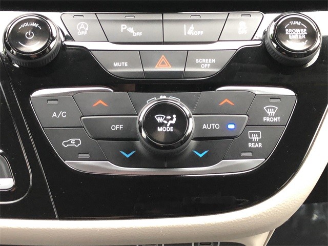 Chrysler Pacifica Vehicle Full-screen Gallery Image 24