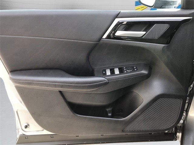 Mitsubishi Outlander Vehicle Full-screen Gallery Image 11