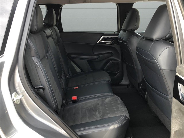 Mitsubishi Outlander Vehicle Full-screen Gallery Image 14