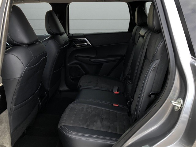 Mitsubishi Outlander Vehicle Full-screen Gallery Image 16