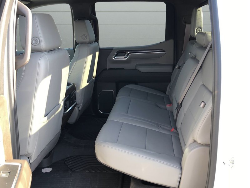 Chevrolet Silverado 1500 Vehicle Full-screen Gallery Image 17