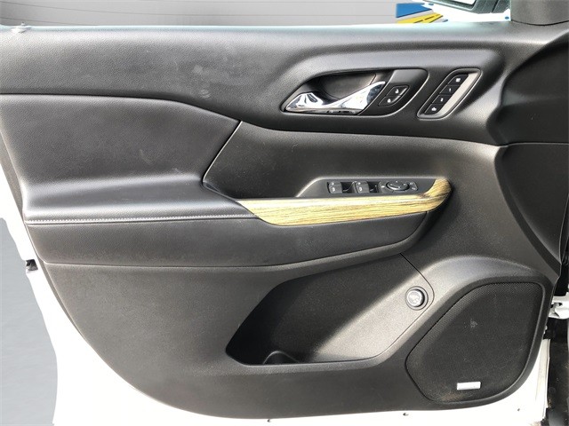 GMC Acadia Vehicle Full-screen Gallery Image 11