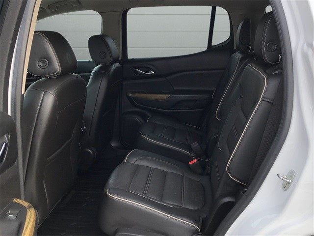 GMC Acadia Vehicle Full-screen Gallery Image 16