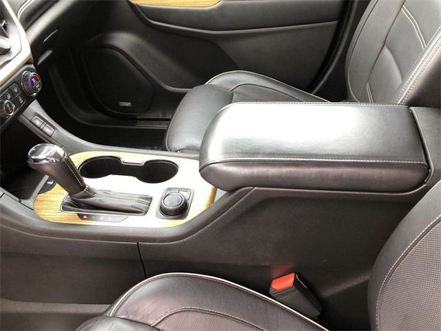 GMC Acadia Vehicle Full-screen Gallery Image 20