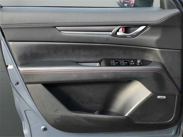 Mazda CX-5 Vehicle Full-screen Gallery Image 11