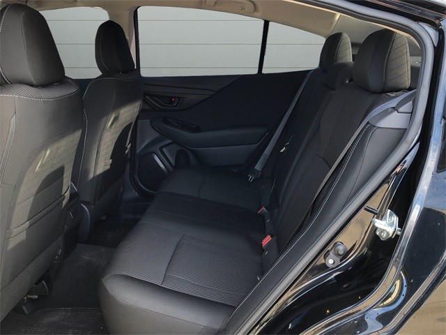 Subaru Legacy Vehicle Full-screen Gallery Image 16