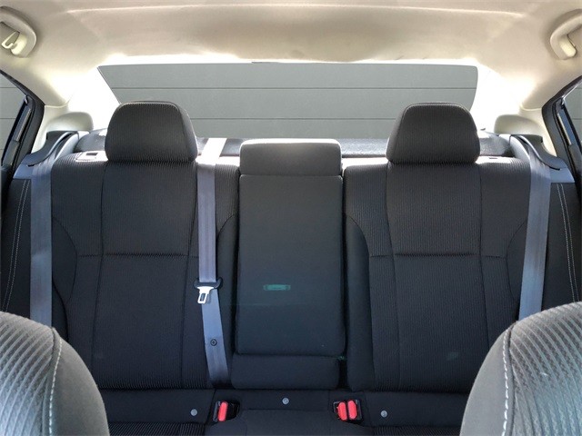 Subaru Legacy Vehicle Full-screen Gallery Image 26