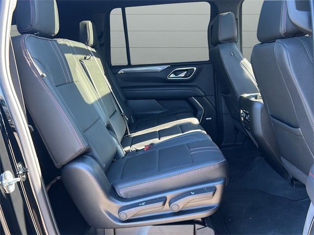 Chevrolet Suburban Vehicle Full-screen Gallery Image 12