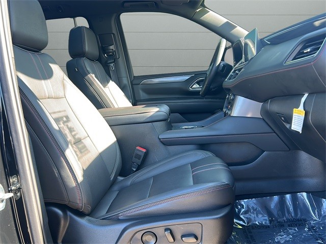 Chevrolet Suburban Vehicle Full-screen Gallery Image 13