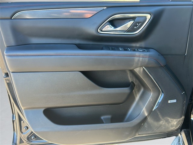 Chevrolet Suburban Vehicle Full-screen Gallery Image 15