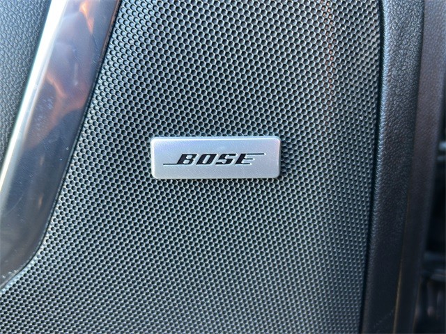 Chevrolet Suburban Vehicle Full-screen Gallery Image 16